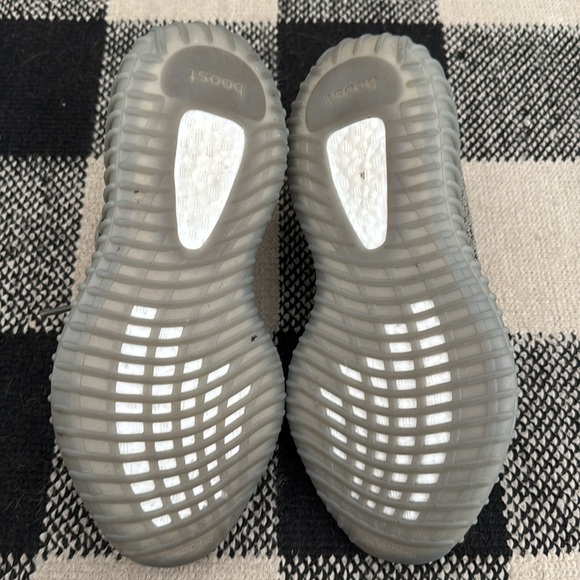 Gray Yeezy Boost 350 V2 Sneakers - Picture 4 of 7
